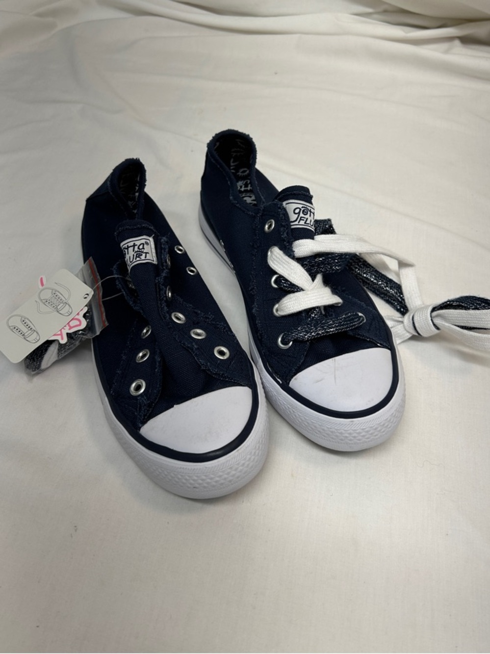 Gotta Flurt Navy Canvas Low-Top Sneakers with White Toe Size 7